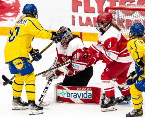 Danske kvindelige atleter kæmper for pucken i A-VM ishockey